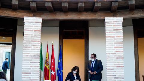 La presidenta firmando en el libro de visitas del municipio junto con el alcalde de la localidad