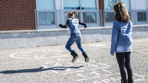 Dos niñas jugando en el patio de colegio