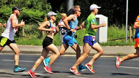 Corredores en una maratón