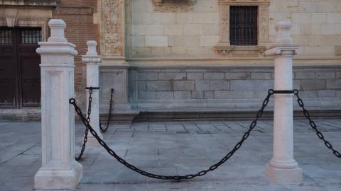 columnas y cadenas en la plaza de San Diego en Alcalá de Henares