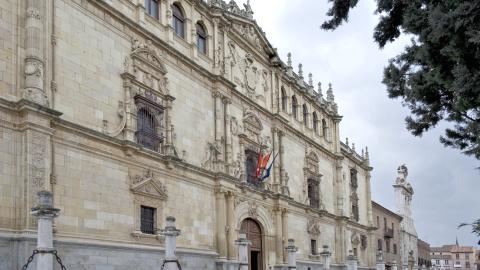 Fachada monumental del Colegio Mayor de San Ildefonso 
