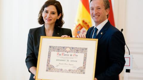 La presidenta con el diploma