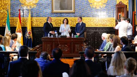La presidenta durante la charla con el alcalde de la ciudad gaditana