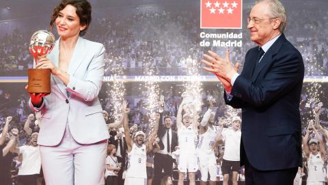 La presidenta con la copa del Real Madrid de Basket, ganador de la Liga Endesa ACB