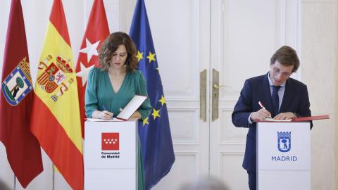 La presidenta y el alcalde firmando el acuerdo