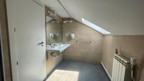 lavabo de un baño albergue las dehesas