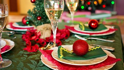 Mesa de Navidad con platos y copas