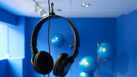 Auriculares sobre fondo azul