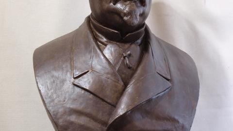 Escultura Arrieta conservatorio