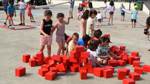¡1, 2, 3 Performa! Foto La Juan Gallery Niños y niñas jugando en una plaza en una performance