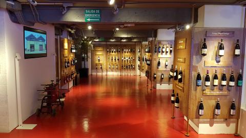 Botellas de la DO Vinos de Madrid enganchadas de modo individual a varios paneles formando hileras