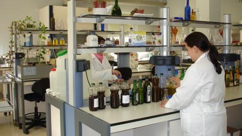 Trabajadores en el laboratorio de agroalimentacion