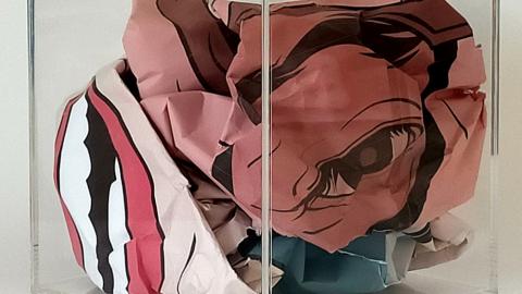 Caja de metacrilato con papel o tela arrugado en su interior