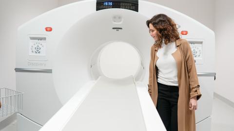 La presidenta viendo una de las máquinas del hospital