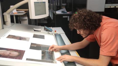 Hombre en una imprenta