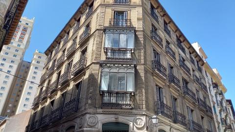 fachada edificio con 5 pisos y dos balcones cubiertos Vista desde la esquina