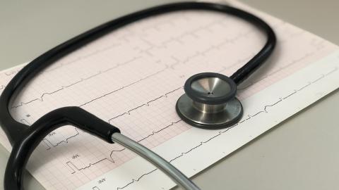 Fonendoscopio y electrocardiograma