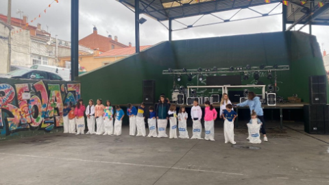 Niños jugando a carreras de sacos