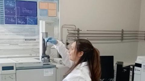 Mujer trabajando en el laboratorio de cromatografía
