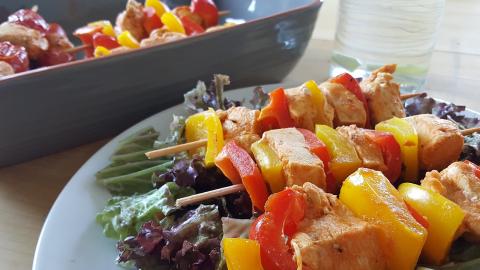 plato con 3 brochetas de pollo y pimientos 