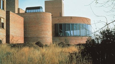 Exterior de la sala de control. Julio Cano Lasso. Archivo Cano Lasso edificio fachada exterior comunicaciones