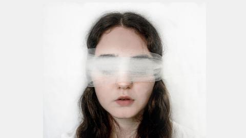 Mujer con venda blanca en los ojos