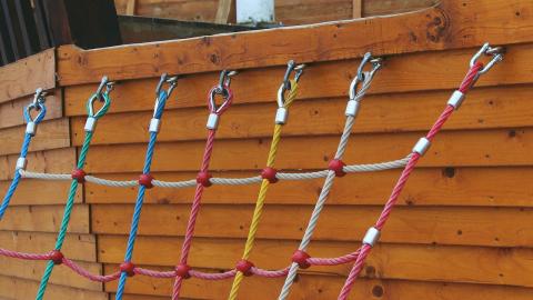 Cuerdas de colores con nudos