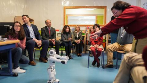 Díaz Ayuso presenta un programa pionero para mejorar la atención temprana a niños con autismo o daño cerebral con el uso de robótica y la IA La presidenta Isabel Díaz Ayuso