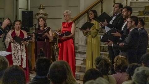 Concierto Navidad en Fontalba. ¡Bienvenidos a Palacio! 2023 grupo de mujeres y hombres portando carpetas cantando