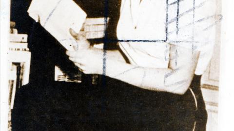 Retrato en blanco y negro de una joven leyendo un libro