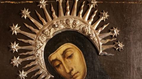 imagen en detalle de una pintura representando un rostro femenino con lágrimas