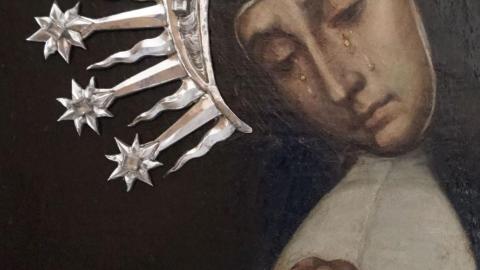 imagen de una pintura que representa una virgen con el rostro reclinado, llorando y portando corona de plata