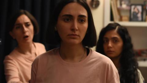 Fotograma de la película, la imagen muestra tres mujeres jóvenes