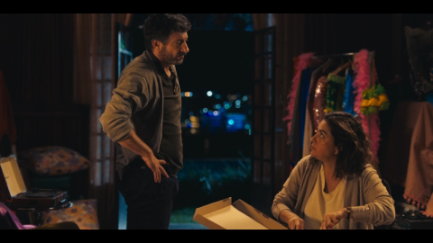 fotograma de un hombre y una mujer charlando