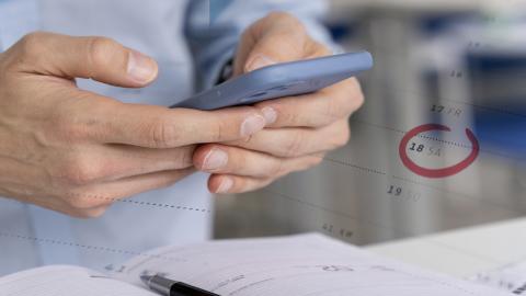 Manos sujetando teléfono móvil