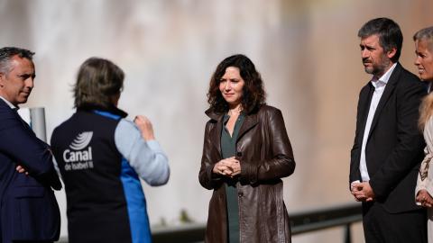 La presidenta Isabel Díaz Ayuso durante su visita al embalse de El Atazar