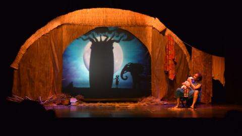 imagen de escena de Malaika, la actriz sostiene en brazo el títere de Malaika