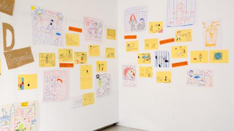 Espacio creativo en la Sala Alcalá 31 Espacio creativo con carteles y recortes pegados en la pared