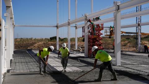 hombres trabajando en la obra