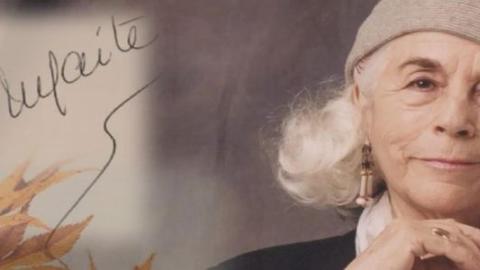 La escritora y su firma
