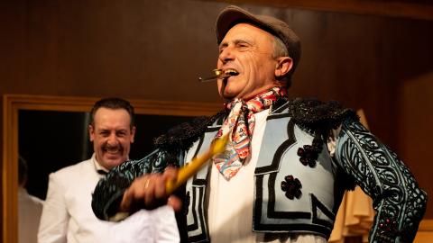 Dos hombres, uno de ellos vestido de torero