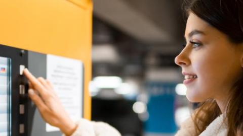 mujer y maquina vending