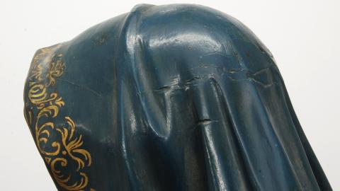 imagen de una escultura de madera pintada en detalle