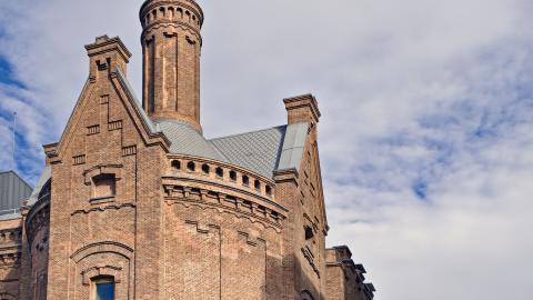 Imagen en detalle de las cubiertas de edificio de ladrillo y pizarra