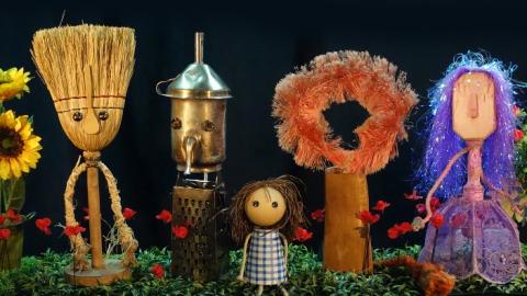 fotografía de los personajes, son títeres con hechos con materiales reciclados