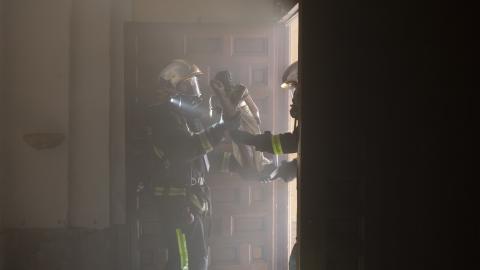 Simulacro de incendios de Boadilla del Monte. Fotografía La Famosa Productora bomberos evacuando una pieza de arte en un simulacro