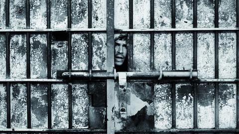Rostro de un hombre asomando por el hueco de una puerta