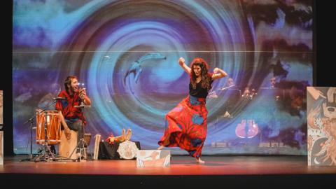 FOTOGRAFÍA EN ESCENA DEL DUO CANTANDO Y BAILANDO