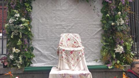 altar recubierto de decoración floral