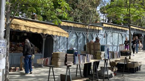 Книжковий ярмарок на пагорбі Мояно. Поточне зображення Майте Ескобар Альферес Там є книжкові кіоски